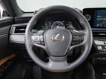 2024 Lexus ES с пробегом 33 670 км