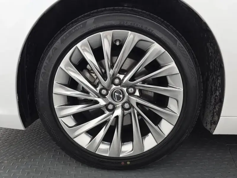 2024 Lexus ES с пробегом 31 919 км