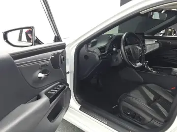 2024 Lexus ES с пробегом 31 919 км