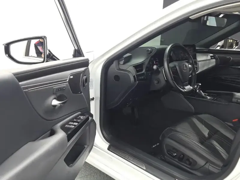 2024 Lexus ES с пробегом 31 919 км