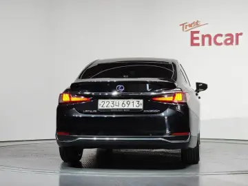 2022 Lexus ES с пробегом 116 918 км