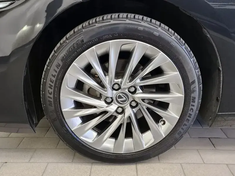 2022 Lexus ES с пробегом 116 918 км