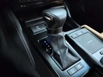 2022 Lexus ES с пробегом 116 918 км