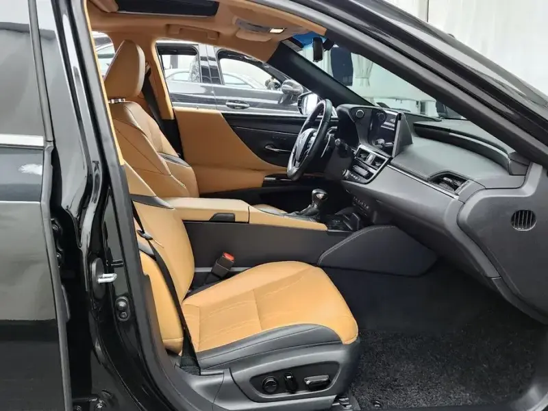 2022 Lexus ES с пробегом 116 918 км