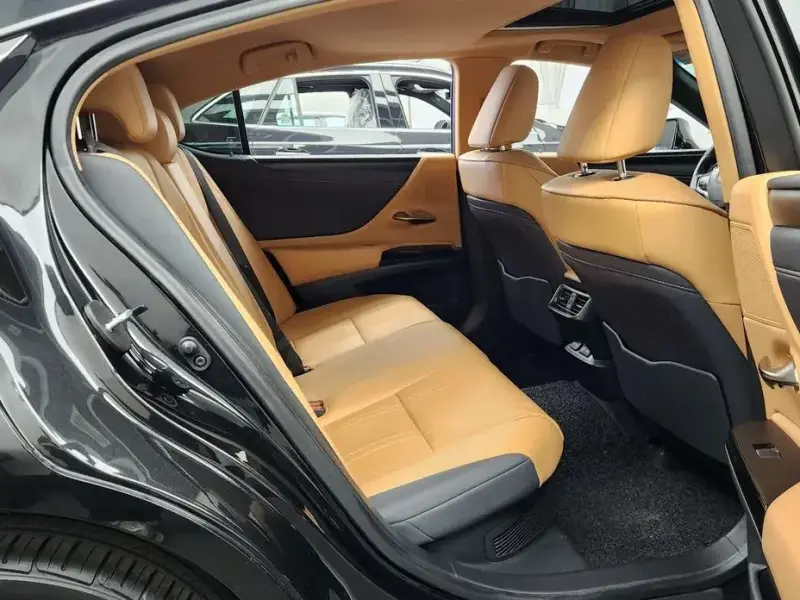 2022 Lexus ES с пробегом 116 918 км