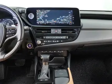 2022 Lexus ES с пробегом 116 918 км