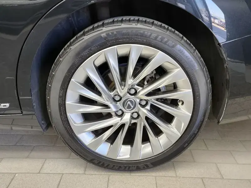 2022 Lexus ES с пробегом 116 918 км