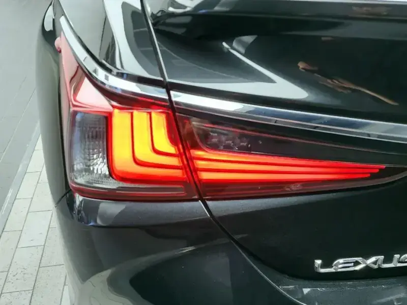 2022 Lexus ES с пробегом 116 918 км