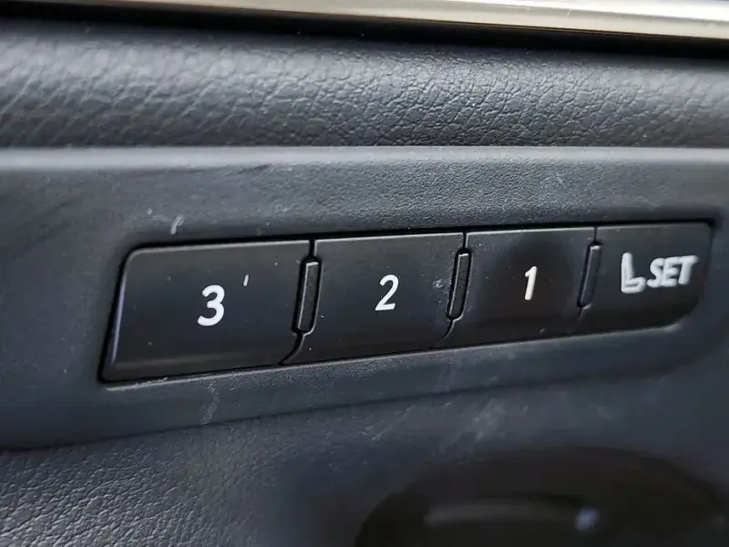2022 Lexus ES с пробегом 116 918 км