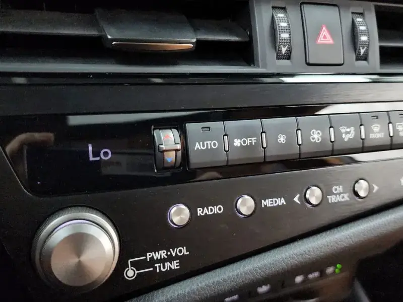2022 Lexus ES с пробегом 116 918 км
