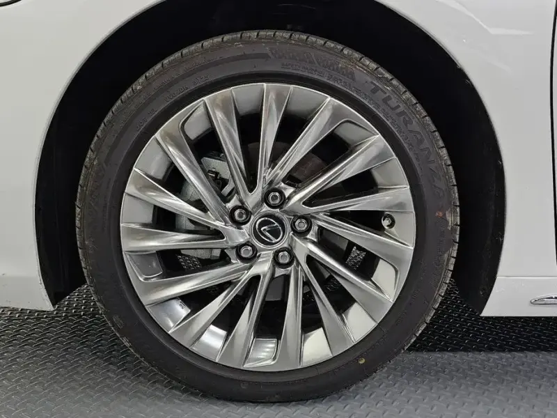2026 Lexus ES с пробегом 2 594 км