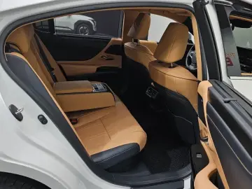 2026 Lexus ES с пробегом 2 594 км