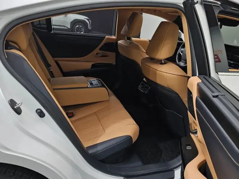 2026 Lexus ES с пробегом 2 594 км