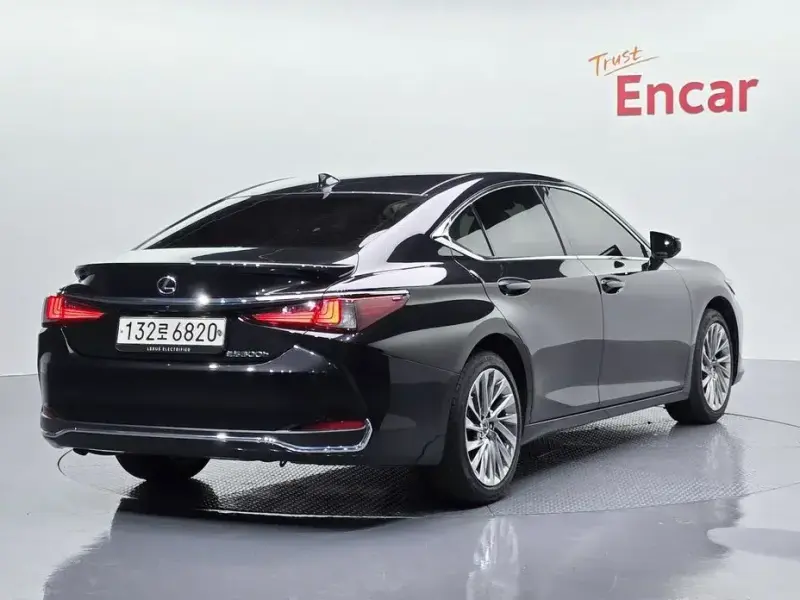 2023 Lexus ES с пробегом 29 676 км
