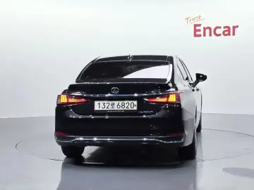2023 Lexus ES с пробегом 29 676 км