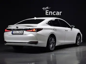 2023 Lexus ES с пробегом 31 831 км