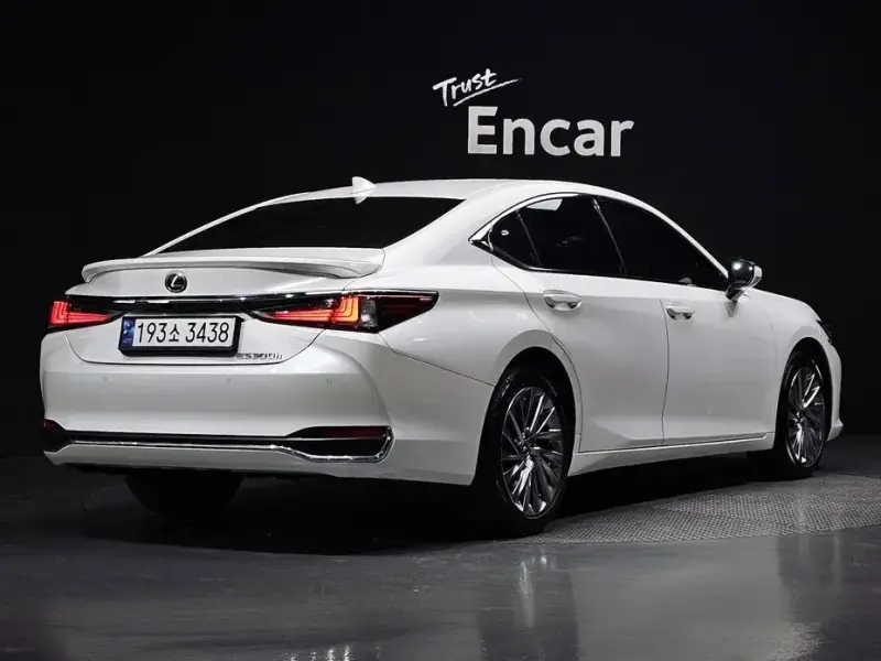 2023 Lexus ES с пробегом 31 831 км