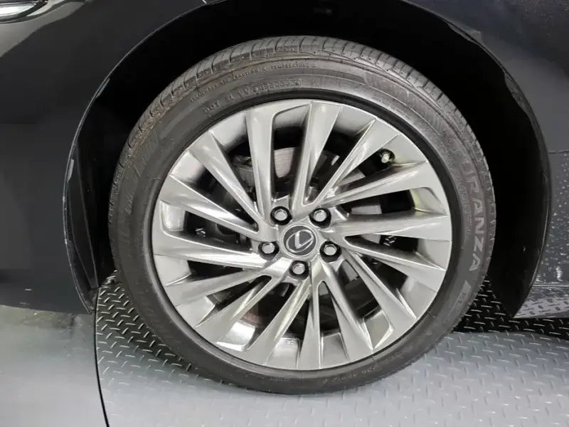 2023 Lexus ES с пробегом 29 676 км