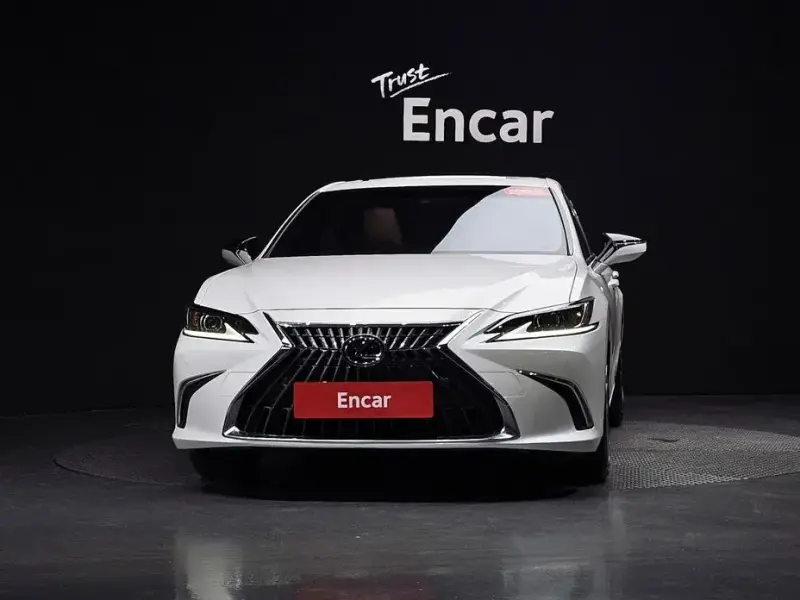 2023 Lexus ES с пробегом 31 831 км