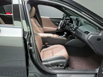 2023 Lexus ES с пробегом 29 676 км