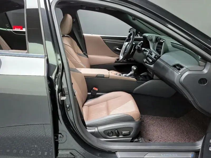 2023 Lexus ES с пробегом 29 676 км
