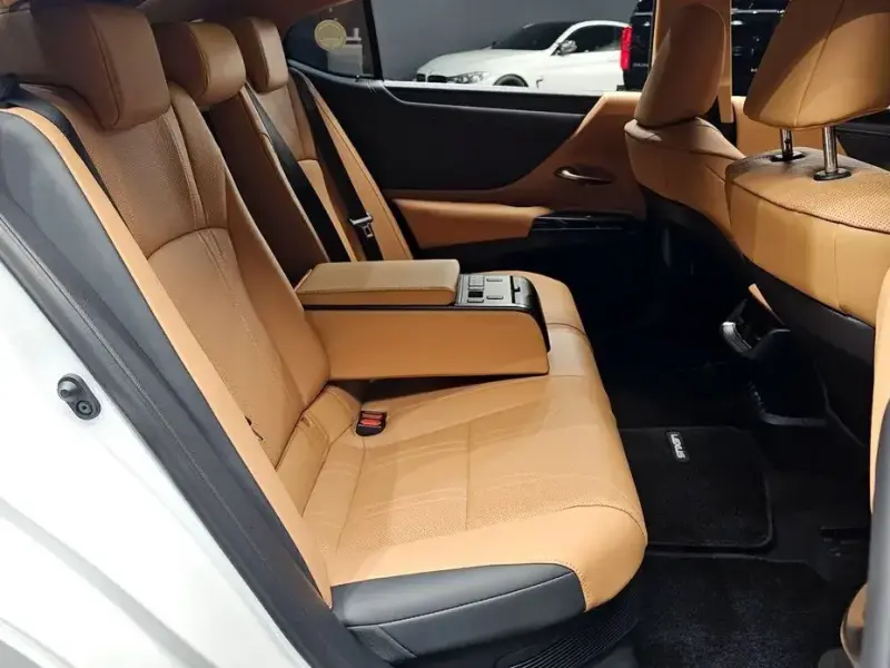 2023 Lexus ES с пробегом 31 831 км