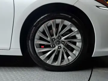 2023 Lexus ES с пробегом 31 831 км