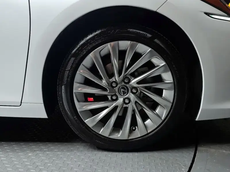 2023 Lexus ES с пробегом 31 831 км