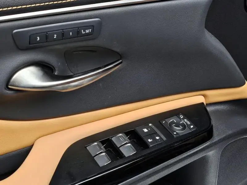 2023 Lexus ES с пробегом 31 831 км