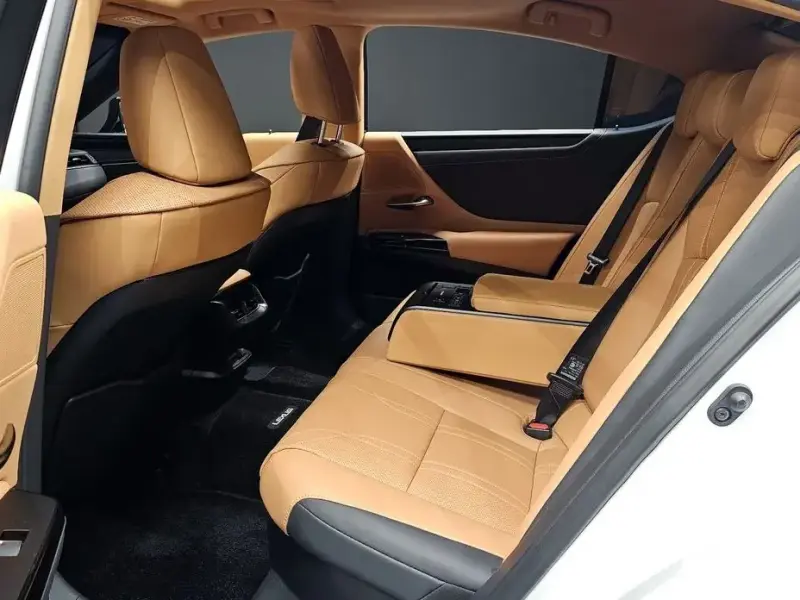2023 Lexus ES с пробегом 31 831 км