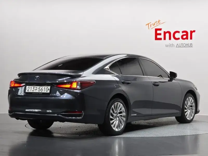 2022 Lexus ES с пробегом 43 012 км