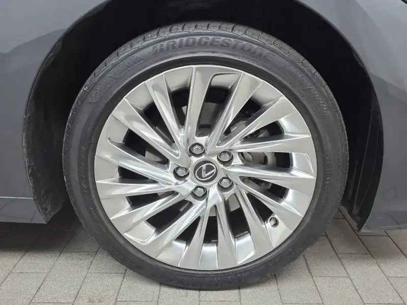 2022 Lexus ES с пробегом 43 012 км