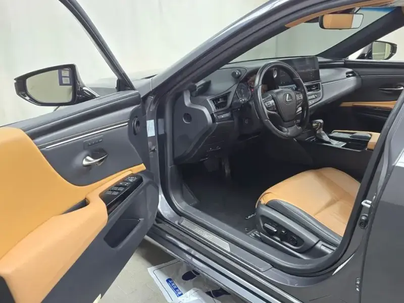 2022 Lexus ES с пробегом 43 012 км
