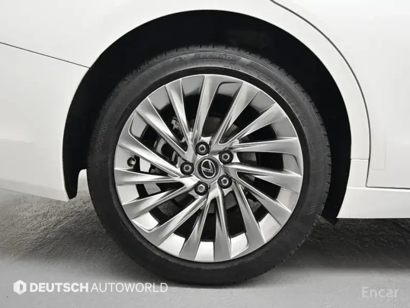 2024 Lexus ES с пробегом 18 418 км
