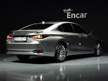 2023 Lexus ES с пробегом 22 564 км