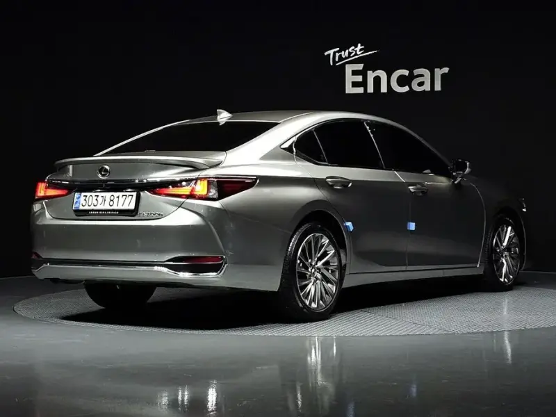 2023 Lexus ES с пробегом 22 564 км