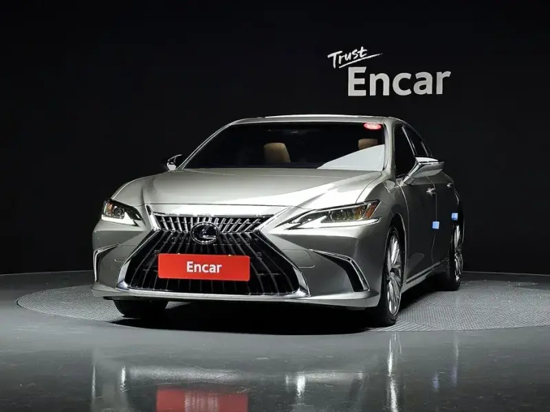 2023 Lexus ES с пробегом 22 564 км