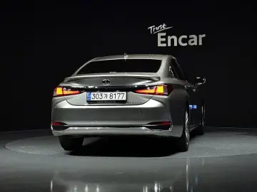 2023 Lexus ES с пробегом 22 564 км