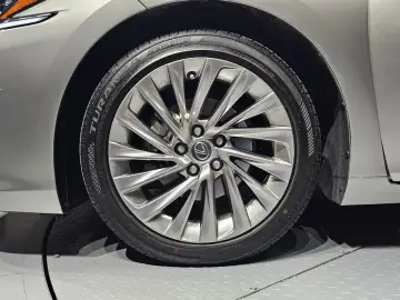 2023 Lexus ES с пробегом 22 564 км