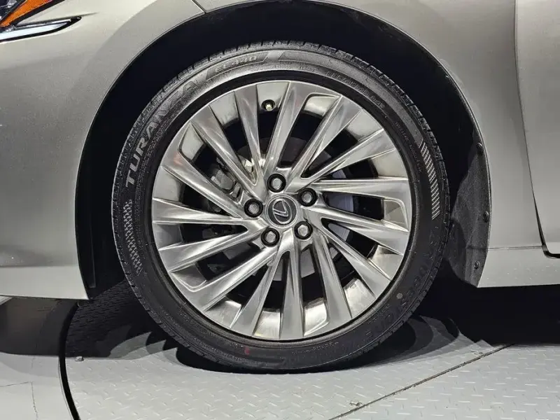 2023 Lexus ES с пробегом 22 564 км