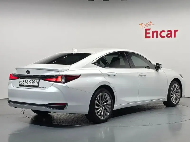 2024 Lexus ES с пробегом 37 267 км