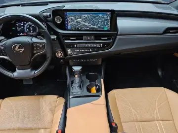2023 Lexus ES с пробегом 22 564 км