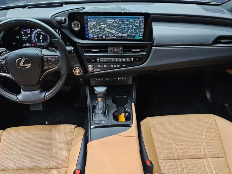 2023 Lexus ES с пробегом 22 564 км