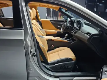 2023 Lexus ES с пробегом 22 564 км