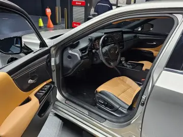 2023 Lexus ES с пробегом 22 564 км