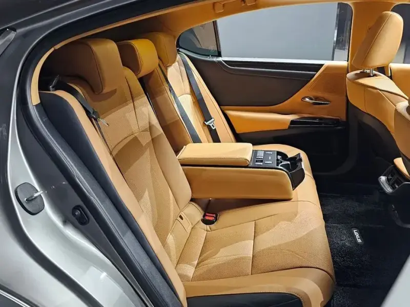 2023 Lexus ES с пробегом 22 564 км
