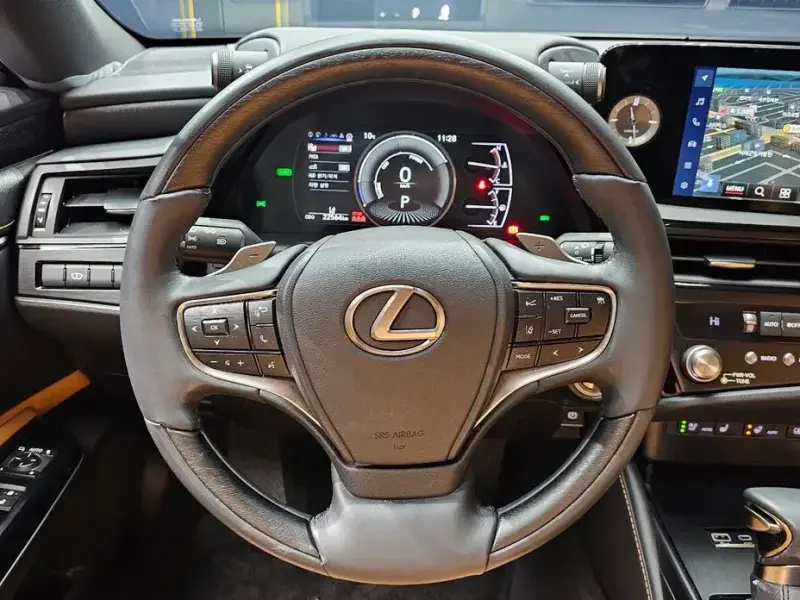 2023 Lexus ES с пробегом 22 564 км