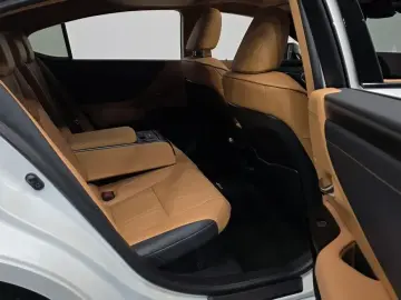 2024 Lexus ES с пробегом 37 267 км