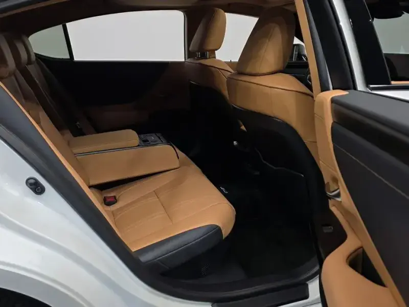 2024 Lexus ES с пробегом 37 267 км