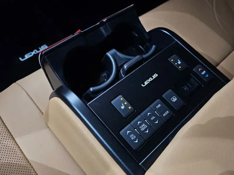 2023 Lexus ES с пробегом 22 564 км